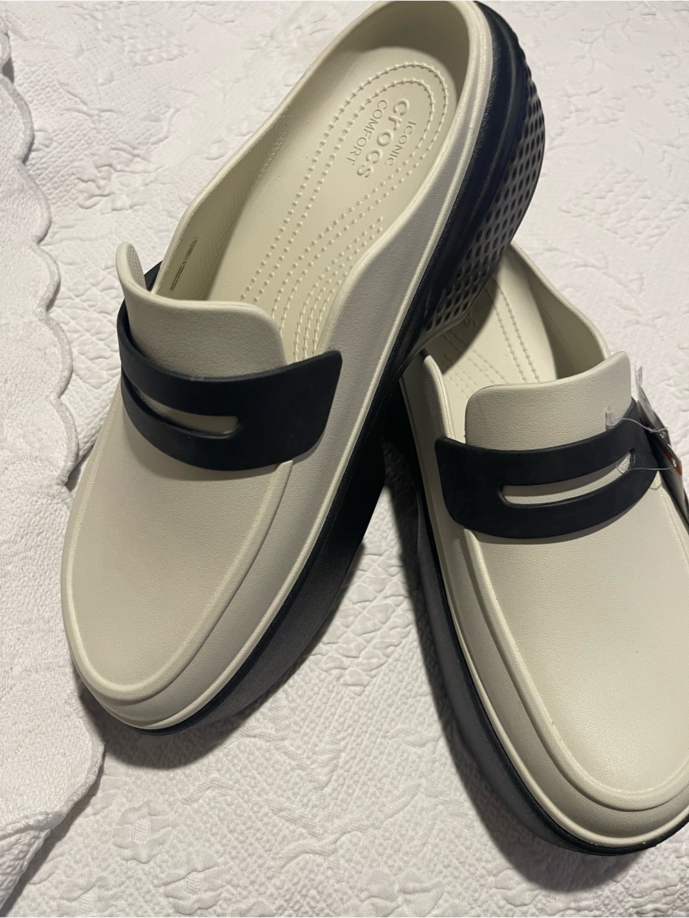 CROCS Two-Tone Cream and Black Slip-On Platform Stomp Loafers Mens 12 NEW